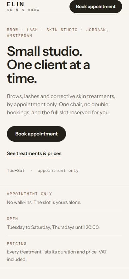 O site Elin Skin & Brow num telemóvel: tipografia calma, um acento, e a lista de tratamentos.