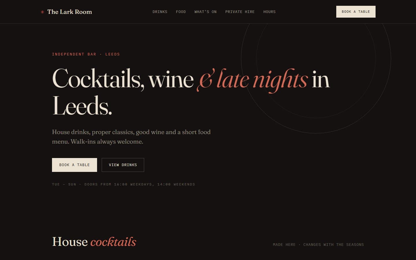 A página inicial do site The Lark Room: um título serifado em creme sobre quase-preto, com ações de reserva e de bebidas.