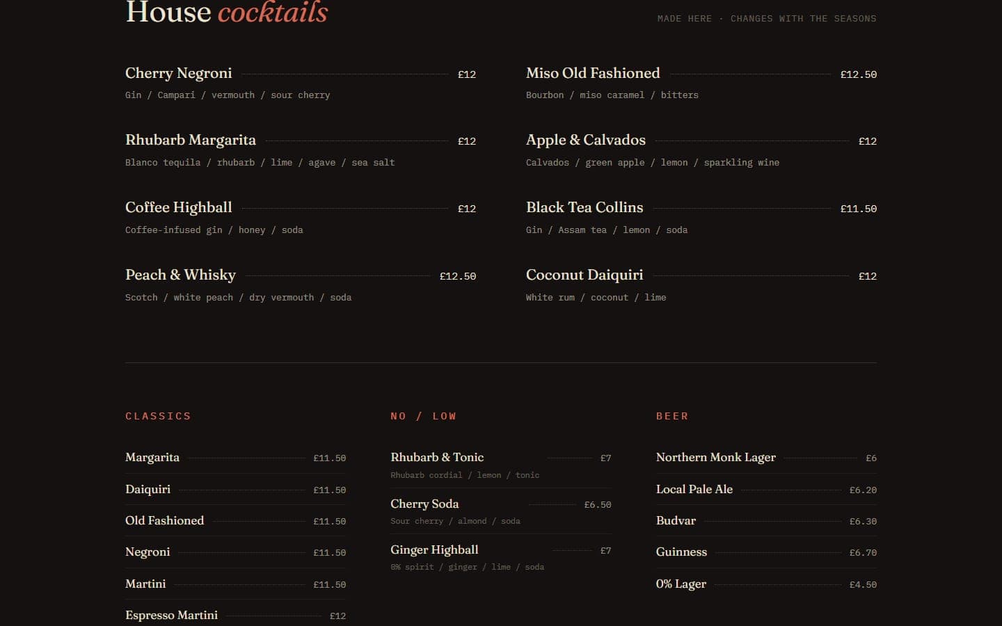 A lista de bebidas do The Lark Room: cocktails da casa com preços, claro sobre escuro com um acento cor de ginja.