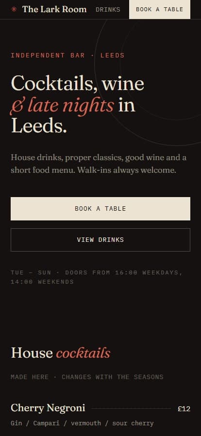 O site The Lark Room num telemóvel: fundo escuro, título e o início da lista de bebidas.